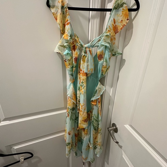 Floral mini dress with back cutout - Picture 2 of 6